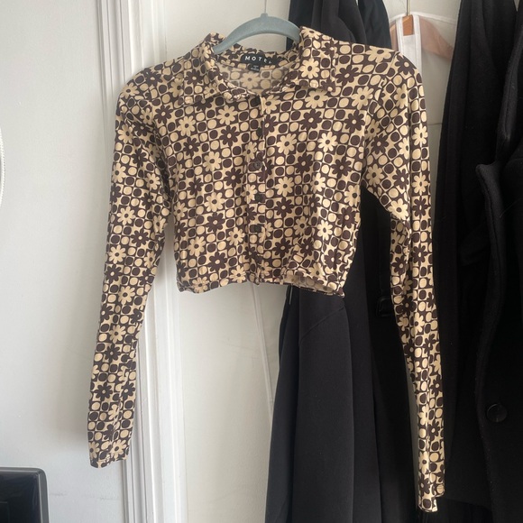 MOTEL: Ryals Crop Top in Patchwork Daisy Brown - Picture 5 of 8